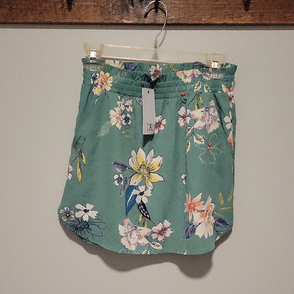 NWT DR2 Green Floral Skort